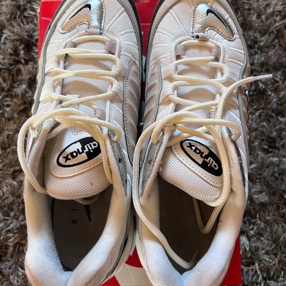 Woman’s Nike sneakers. - Picture 6 of 6